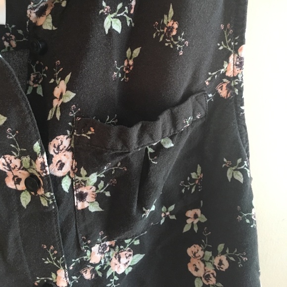 Stylish flowered button down top - Picture 3 of 7